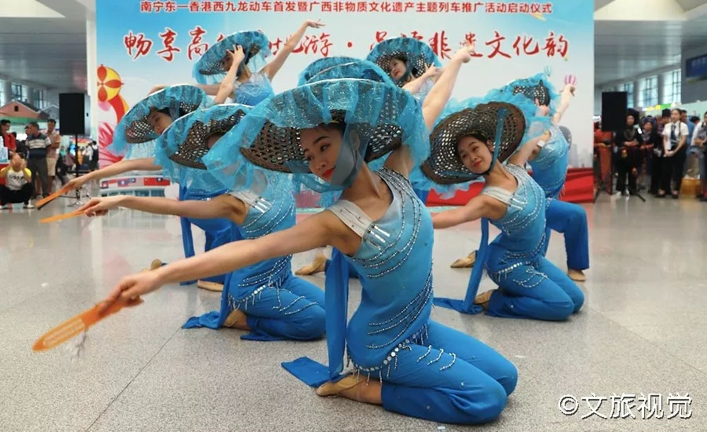 搭乘首發(fā)高鐵，海真珠珍珠粉抵達(dá)東方明珠
